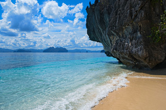 美丽的热带海滩风景优美的景观与桑迪海滩海和山岛托儿所巴拉望省菲律宾东南亚洲海湾风景受欢迎的具有里程碑意义的旅游目的地菲律宾风景优美的热带海滩托儿所巴拉望省菲律宾