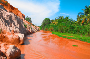 仙女流峡谷梅越南<strong>东南亚</strong>洲美丽的风景优美的景观与红色的河沙子沙丘和丛林热带绿洲风景受欢迎的著名的具有里程碑意义的旅游目的地越南