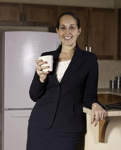 业务女人饮料咖啡的厨房