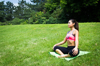 年轻的适合女人<strong>实践</strong>瑜伽的<strong>公园</strong>冥想而且放松
