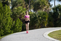 拉美裔女人慢跑热带设置