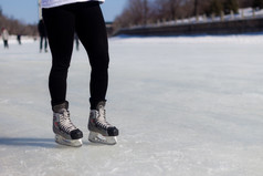 腿与冰溜冰鞋的冰在冬天