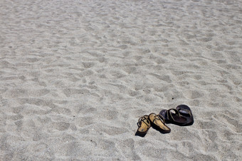 他的而且她的翻转失败凉鞋的桑迪海滩