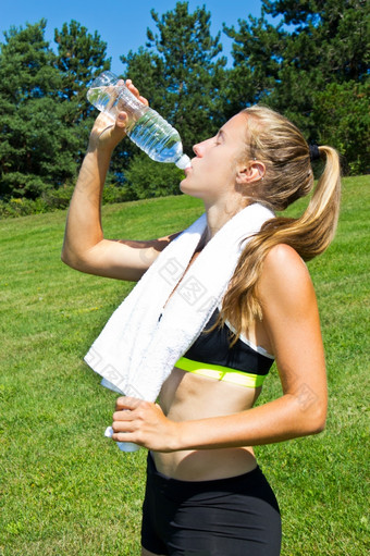 运动女人喝水后锻炼