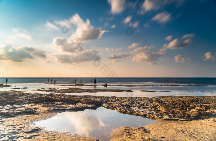 晚上海海岸蓝色的天空和夏天假期