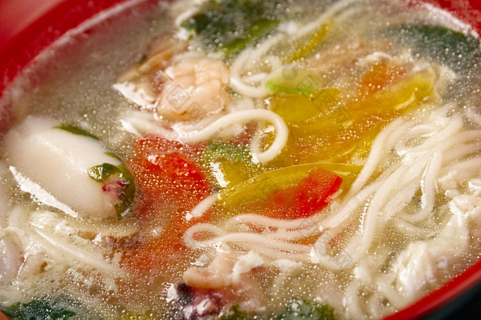 中国人传统的海鲜面条汤