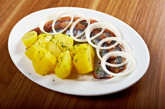 鲱鱼鱼鱼片与土豆而且洋葱