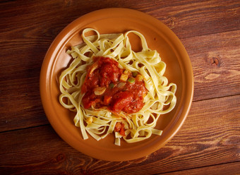 西西里自制的意大利面意大利面条与海员式沙司酱汁农家菜