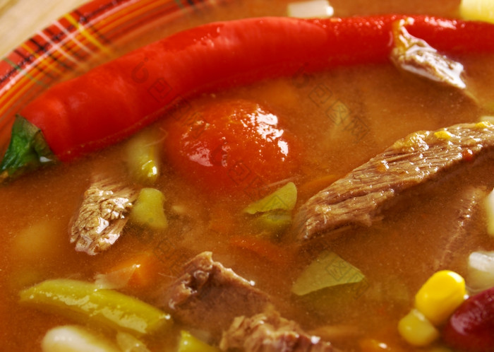 厚而且丰盛的辣的墨西哥汤就像辣椒与肉