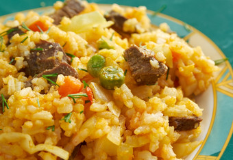 阿罗兹中国哥伦比亚炸大米与蔬菜而且肉盐料食物