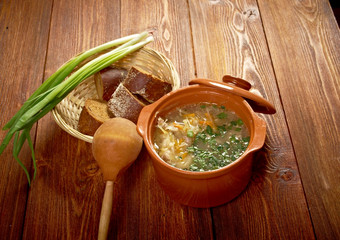 俄罗斯酸菜汤马奇白色卷心菜的砂锅