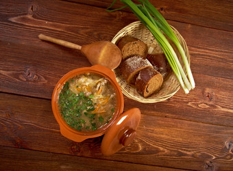 俄罗斯酸菜汤马奇白色卷心菜的砂锅