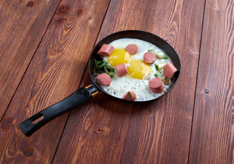 炸鸡蛋与香肠煎锅早餐本科
