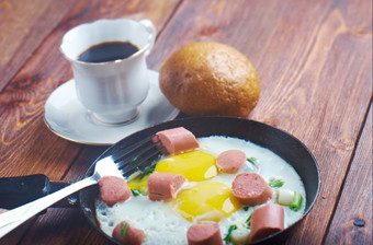 炸鸡蛋与香肠而且杯咖啡早餐本科