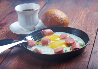 炸鸡蛋与香肠而且杯咖啡<strong>早餐</strong>本科