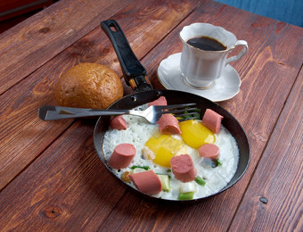 炸鸡蛋与香肠而且杯咖啡早餐本科