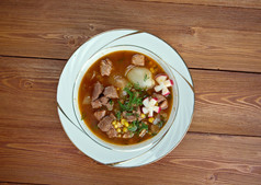 波唑传统的汤墨西哥肉汤丰富的汤使与猪肉红色的辣椒萝卜香菜