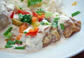 鸡阿拉王King-style鸡丁鸡奶油酱汁而且经常与蘑菇而且蔬菜服务在大米