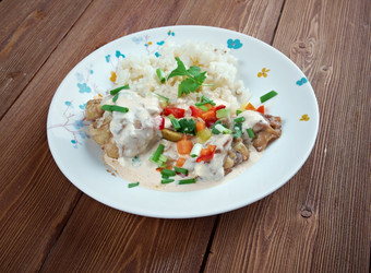 鸡阿拉王King-style鸡丁鸡奶油酱汁而且经常与蘑菇而且蔬菜服务在大米