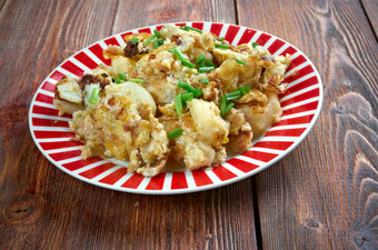 咖喱哈希棕色（的）争夺脆皮晒黑土豆扔炒洋葱咖喱粉而且炒鸡蛋