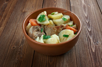 贝克奥夫ypical菜从法国Germanymix切片土豆切片洋葱立方羊肉牛肉而且猪肉