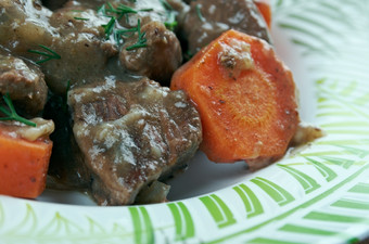 Daube<strong>炖</strong>肉经典Provenca法国<strong>炖</strong>肉使与便宜的牛肉<strong>炖</strong>酒蔬菜大蒜