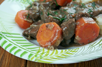 Daube<strong>炖</strong>肉经典Provenca法国<strong>炖</strong>肉使与便宜的牛肉<strong>炖</strong>酒蔬菜大蒜