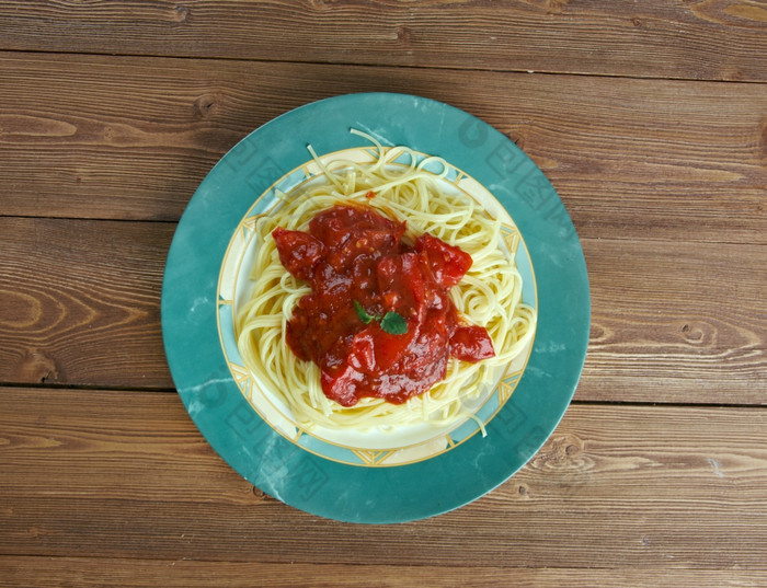 意大利面番茄意大利食物通常准备与意大利面橄榄石油新鲜的西红柿罗勒