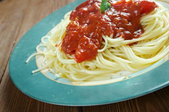 意大利面番茄意大利食物通常准备与意大利面橄榄石油新鲜的西红柿罗勒