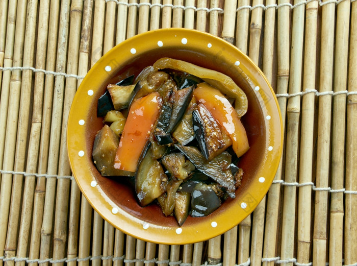 三咸阳中国人菜使炒土豆茄子茄子而且甜蜜的辣椒