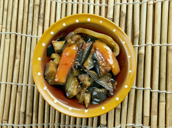 三<strong>咸阳</strong>中国人菜使炒土豆茄子茄子而且甜蜜的辣椒