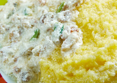巴努什传统的菜胡苏尔斯喀尔巴阡山脉highlanderscorn粥使与培根蘑菇而且奶油酱汁