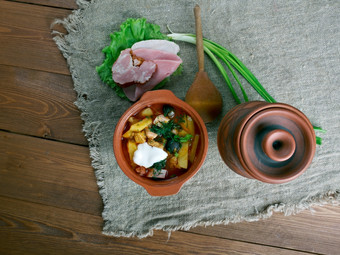 塞尔扬卡厚辣的和酸俄罗斯汤成分被要么肉鱼蘑菇所有他们包含腌黄瓜与盐水和经常卷心菜咸蘑菇斯麦塔纳酸奶油