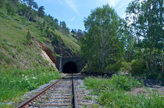 隧道的circum-baikal铁路的海岸湖贝加尔湖