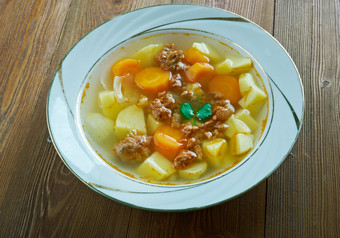 传统的肉馅汤传统的芬兰肉汤