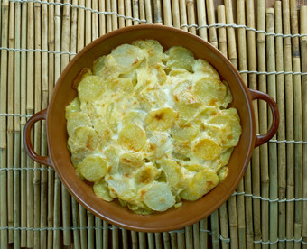 柚子安娜经典<strong>法国菜</strong>切片分层土豆煮熟的非常大量融化了黄油