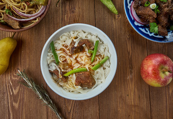 古里尔泰舒尔<strong>蒙古</strong>面条汤<strong>蒙古</strong>厨房亚洲传统的各种各样的菜前视图