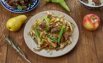 蒙古牛肉蛋卷蒙古厨房亚洲传统的各种各样的菜前视图