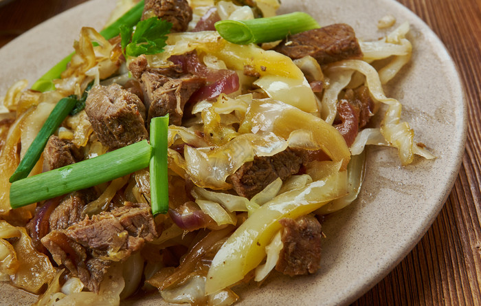 蒙古牛肉蛋卷蒙古厨房亚洲的各种各样的菜前