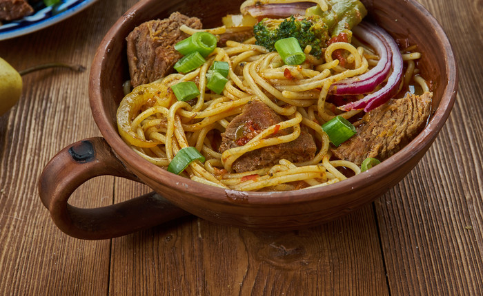蒙古牛肉拉面蒙古厨房亚洲传统的各种各样的菜前视图