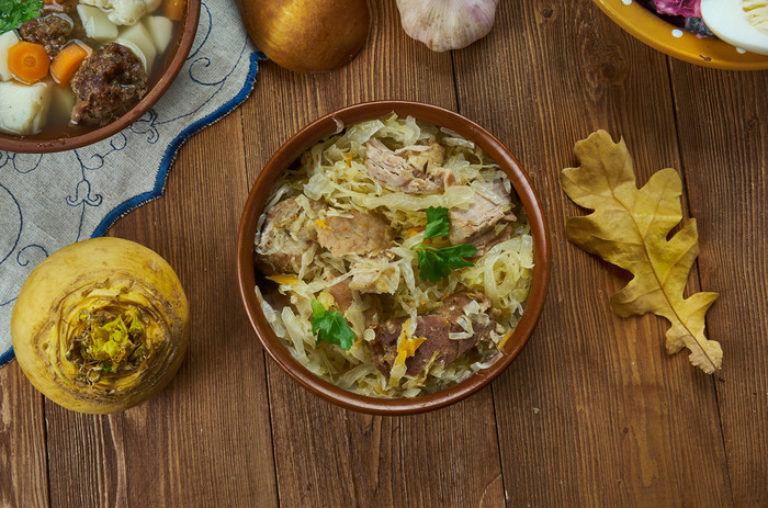 穆尔吉卡普萨斯酸菜与猪肉爱沙尼亚厨房传统的各种各样的菜前视图