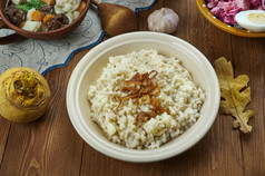 穆尔吉普德麦片与大麦和土豆爱沙尼亚厨房传统的各种各样的菜前视图