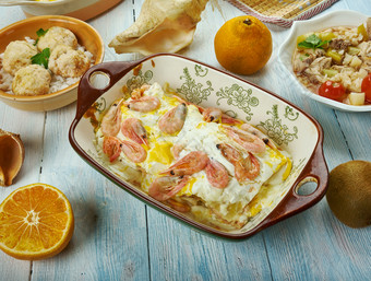 法人后裔烤宽面条南部海鲜版本烤宽面条克里奥尔语厨房传统的各种各样的菜前视图
