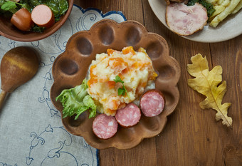 Hutspot菜煮熟的和被捣成糊状的土豆胡萝卜和洋葱荷兰厨房传统的各种各样的菜前视图