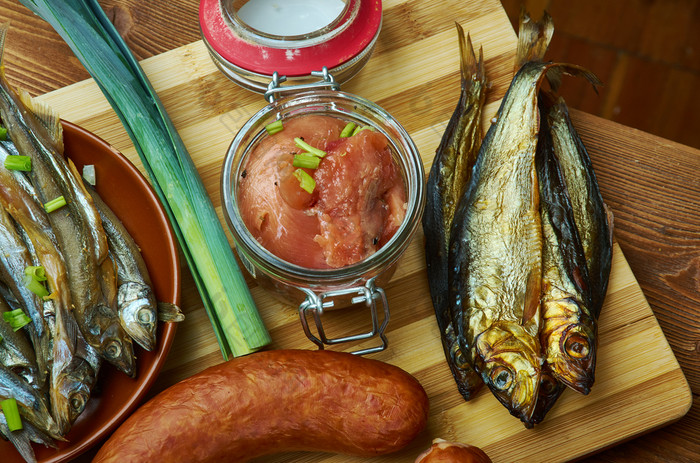 博克林热熏鲱鱼类似的的基普和的鲱鱼挪威厨房传统的各种各样的菜前视图