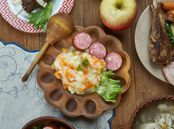 Hutspot菜煮熟的和被捣成糊状的土豆胡萝卜和洋葱荷兰厨房传统的各种各样的菜前视图