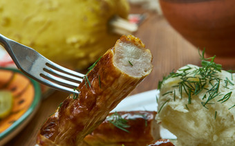 医学波爾斯斯堪的那维亚五香香肠使剁碎猪肉和牛脂丹麦自制的厨房传统的各种各样的菜前视图