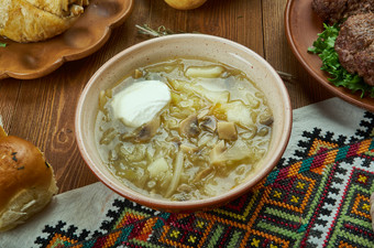 卡普斯尼亚克卷心<strong>菜汤</strong>乌克兰厨房传统的各种各样的菜前视图