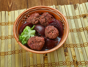 甜菜炖肉与羊肉<strong>肉丸</strong>传统的伊拉克犹太菜羊肉<strong>肉丸</strong>是炖充满活力的甜菜炖肉