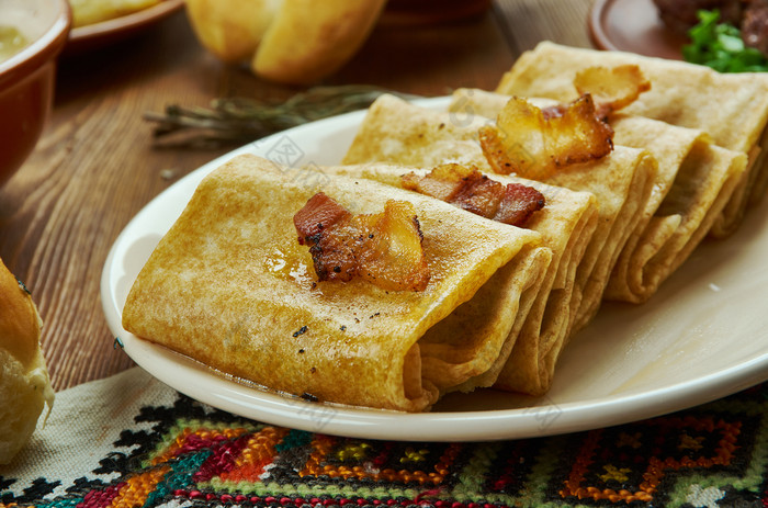 nalysnyky滚煎饼薄饼与不同的馅料乌克兰厨房传统的各种各样的菜前视图